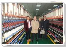 中國工程院院士姚穆（左三）、中國紡織工業(yè)聯(lián)合會副會長高勇（左二）、中國紡織機械器材工業(yè)協(xié)會理事長王樹田（右一）與同和公司崔桂生董事長（左一）在同和鑒定會設(shè)備測試現(xiàn)場