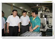 中共常州市委書記閻立同志視察同和公司，認(rèn)真聽取產(chǎn)品介紹