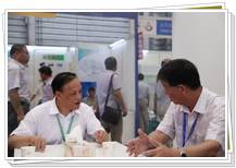 河南省紡織協(xié)會(huì)會(huì)長李書勤蒞臨同和公司參觀與崔桂生董事長親切交流