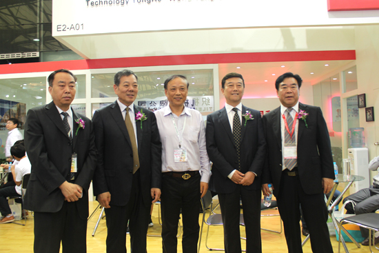 2013上海紡機(jī)展行業(yè)領(lǐng)導(dǎo)蒞臨指導(dǎo)并留影