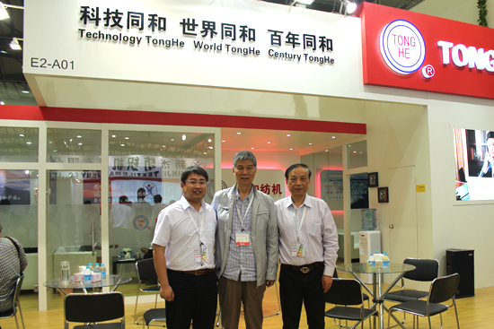 2013年上海紡機展河南紡織協(xié)會會長李書勤蒞臨同和展位