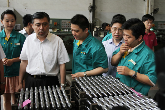 中共常州市委書記閻立同志視察同和公司認真聽取產(chǎn)品介紹