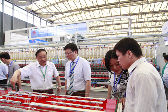 國家工信部王偉司長蒞臨同和公司紡機展聽取崔桂生董事長產(chǎn)品介紹